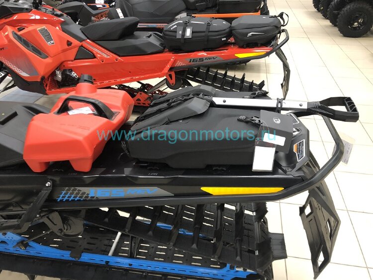 Linq core. Кофр BRP Scandic Sport 2020. Крепление канистры BRP Ski Doo. Кофр BRP 860201272. LINQ BRP крепеж.