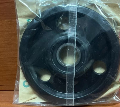 Колесо нижнее внутреннее 130мм х 25мм (черное, полностью пластик, 3 отверстия) 8ES-47310-10-00